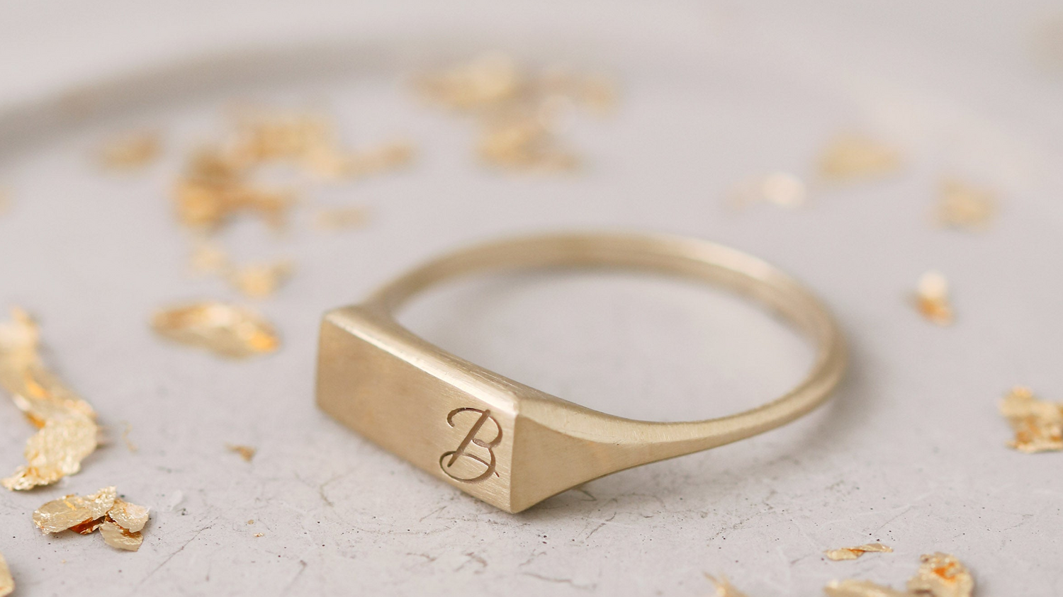 ladies gold signet ring